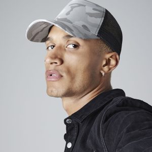 Camo snapback trucker